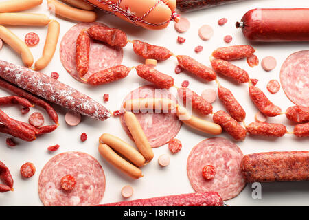 Verschiedene Arten von Würstchen auf weißem Hintergrund Stockfoto