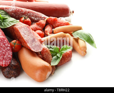 Verschiedene Arten von Würstchen auf weißem Hintergrund Stockfoto