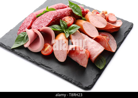 Schiefer Platte mit verschiedenen Arten von Würstchen auf weißem Hintergrund Stockfoto