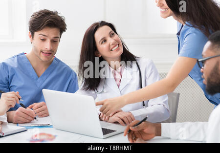 Medizinische Konferenz. Erfolgreiche Ärzte mit Laptop im Krankenhaus Stockfoto