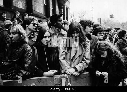 Fans von John Lennon vor Dakota House, Manhattan, New York, 9. Dezember 1980 Stockfoto