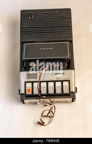 Retro Kassettenrecorder mit einem defekten Kassette. Stockfoto