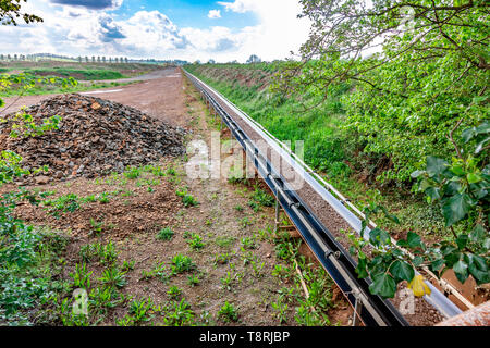 Förderband Zuführung des Materials zu Hanson Zuschlagstoffe, Earls Barton Steinbruch, Grendon Straße. Earls Barton, Northamptonshire, Großbritannien. Stockfoto