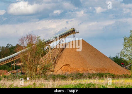 Förderband Zuführung des Materials zu Hanson Zuschlagstoffe, Earls Barton Steinbruch, Grendon Straße. Earls Barton, Northamptonshire, Großbritannien. Stockfoto