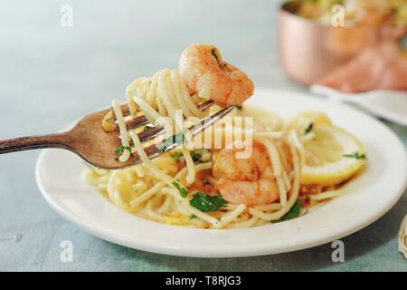 Hausgemachte Shrimp Scampi mit Spaghetti Pasta und Zitrone, selektiven Fokus Stockfoto