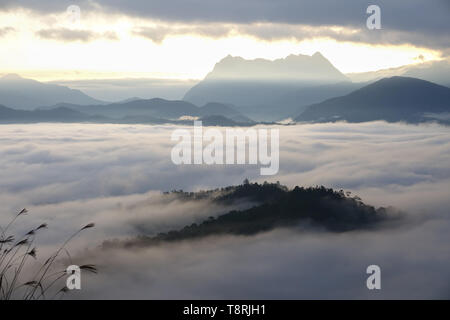 Gebirge mit sichtbaren Silhouette bis morgens erstaunliche Nebel Stockfoto