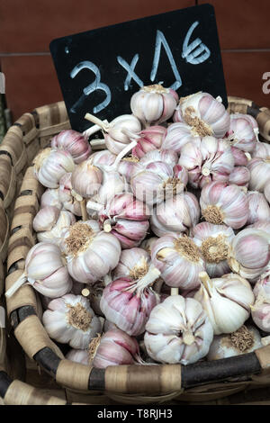 Knoblauch auf Korb für Verkauf an den Bauernmarkt Santiago de Compostela, Spanien Stockfoto