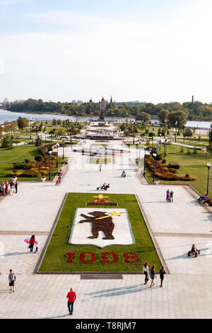 Jaroslawl, Russland - September 21, 2018: Blick auf die Gasse der Springbrunnen und das Denkmal zu Ehren des 1000. Jahrestages der Jaroslawl auf der Strelka Stockfoto