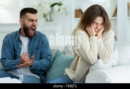Paar streiten. Mann Schreien zu verzweifelten Frau Stockfoto