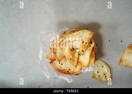 Hausgemachte Wan-tan Chips/Jetons oder Cracker, selektiver Fokus Stockfoto