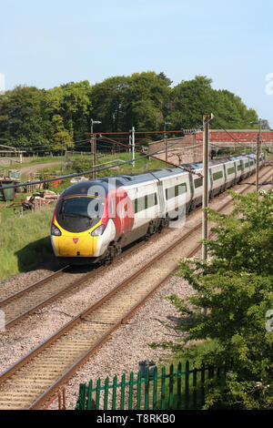 Jungfrau Westküste Pendolino wwu auf die West Coast Main Line, in der Nähe von Garstang Woodacre, Lancashire, England, Dienstag, 14. Mai 2019, London nach Edinburgh. Stockfoto