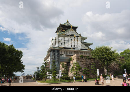 Burg von Osaka ist eine japanische Burg in Osaka, Japan. Das Schloss ist eines der berühmtesten Wahrzeichen in Osaka, Japan. Stockfoto