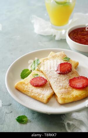 Gebackene süsse Ricotta Crepes/Hausgemachte thin Frühstück Pfannkuchen mit Hüttenkäse anfüllen, selektiven Fokus Stockfoto