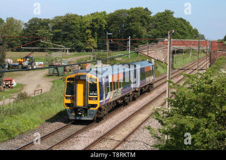 Klasse 158 zwei - Auto Express sprinter diesel multiple unit Personenzug im Norden Livree auf Wcml in der Nähe von Garstang in Lancashire am 14. Mai 2019. Stockfoto