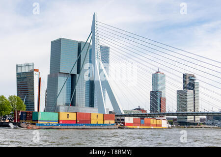 Erasums Brücke über die Nieuwe Maas in Rotterdam Südholland - die Neue Maas ist ein wichtiger Faktor in der niederländischen Handel/Niederlande Wirtschaft - Niederländische Versand Stockfoto
