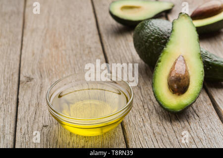 Reife Avocado in Scheiben geschnitten und Öl Stockfoto