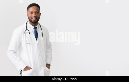 Afrikanische Arzt In weiße Uniform gegen den weißen Hintergrund Stockfoto