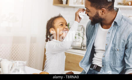 Happy afro Mann und seine Tochter frühstücken Stockfoto