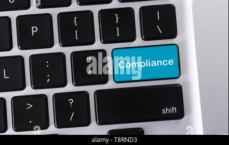 Blaue Taste mit Text Compliance auf der Tastatur Stockfoto