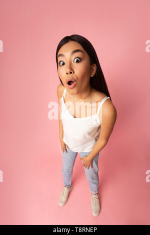 Wow. Überrascht Mädchen mit lustigen Ausdruck, Hohe Betrachtungswinkel Stockfoto