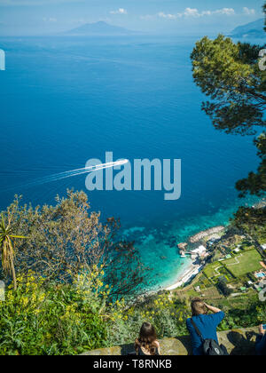 Malerische Aussicht auf das Mittelmeer und den Vesuv mit zwei menschliche Figuren aus der Villa San Michele in Anacapri Stadt. Die Insel Capri, Neapel, Ital Stockfoto