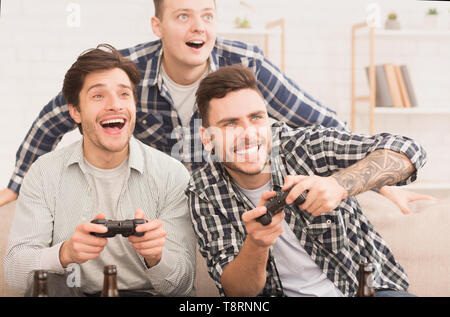 Gamer. Gerne Freunde spielen Videospiele zu Hause Stockfoto