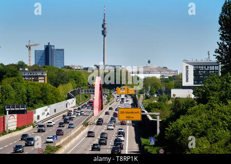 Skyline von Dortmund, mit der Autobahn A40 (Ruhrschnellweg) in Dortmund als Bundesstraße Nr. 1 mit Fußball-Arena Westfalenstadion (Signal Iduna Park), Westfalenhalle und Fernsehturm Florianturm im Westfalenpark. Stockfoto