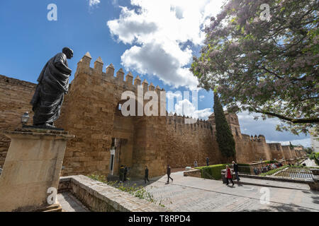 Die Statue des Philosophen Lucius Annaeus Seneca der Jüngere von Amadeo Ruiz Olmos und Puerta de Almodóvar, römischen Mauern, Cordoba, Andalusien, Spanien Stockfoto