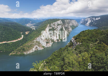 Donau in Djerdap Nationalpark, Serbien. Donau Schlucht "Eisernen Tor" auf dem Serbian-Romanian Grenze. Landschaft in der Donau Schluchten aus der Serbischen gesehen Stockfoto