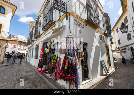 Touristische Souvenir Shop mit Flamenco Kleid in Medina y Corella Straße, Cordoba, Andalusien, Spanien Stockfoto