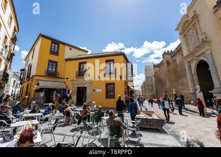 Touristen in eine Bar auf der Terrasse auf der Plaza de Sta. Catalina, Moschee - Kathedrale von Córdoba, Mezquita Cordoba, Andalusien, Spanien Stockfoto