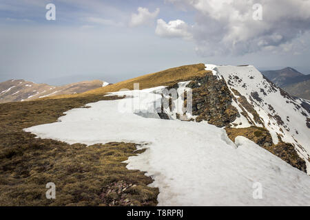 Beeindruckende Aussicht von einem Midzor Gipfel, der höchste Gipfel des alten Berg, während der Übergangszeit zwischen Winter und Frühling mit etwas Schnee Stockfoto