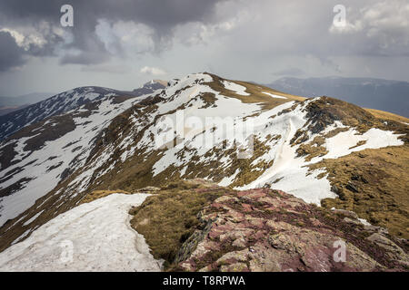 Beeindruckende Aussicht von einem Midzor Gipfel, der höchste Gipfel des alten Berg, während der Übergangszeit zwischen Winter und Frühling mit etwas Schnee Stockfoto