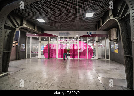 Brüssel Süd/Belgien - 03. 21. 2018: Eingang der internationalen Ticketschalter am Brüsseler Südbahnhof Stockfoto