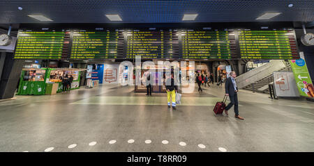 Brüssel Süd/Belgien - 03. 21. 2018: Elektronische Fahrplan der Belgischen Züge in der Brüsseler Südbahnhof Stockfoto