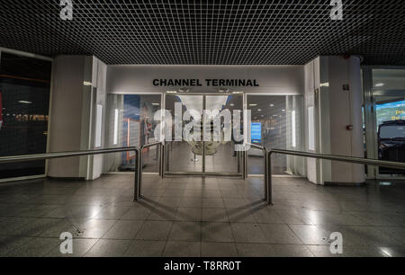 Brüssel Süd/Belgien - 03. 21. 2018: Zwei Geschäftsleute zu Fuß durch den Eingang des Kanals Terminal auf den Eurostar Zug für die London Stockfoto