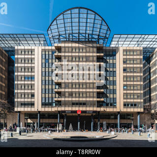 Brüssel Süd/Belgien - 03. 21. 2018: Leute trinken an der Terrassen im modernen Design Fassade der Brasserie Bahnhof Midi Restaurant Stockfoto