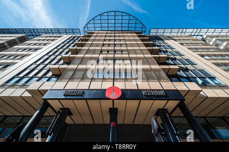 Brüssel Süd/Belgien - 03. 21. 2018: Leute trinken an der Terrassen im modernen Design Fassade der Brasserie Bahnhof Midi Restaurant Stockfoto