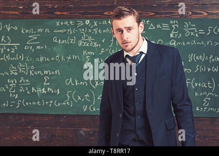 Intelligenter Mann in Anzug im Klassenzimmer. Aristokraten und Elite Konzept Stockfoto