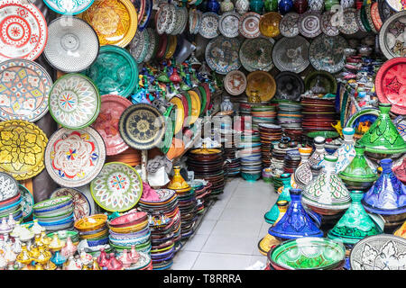 Die traditionelle arabische handcrafted, bunt dekorierte Platten schoß auf dem Markt in Marrakesch, Marokko, Afrika. Stockfoto