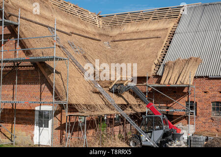 Ein altes Bauernhaus ist neu mit Reed gedeckt Stockfoto