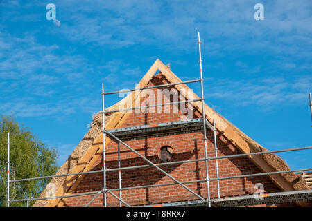 Ein altes Bauernhaus ist neu mit Reed gedeckt Stockfoto