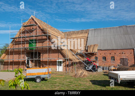 Ein altes Bauernhaus ist neu mit Reed gedeckt Stockfoto