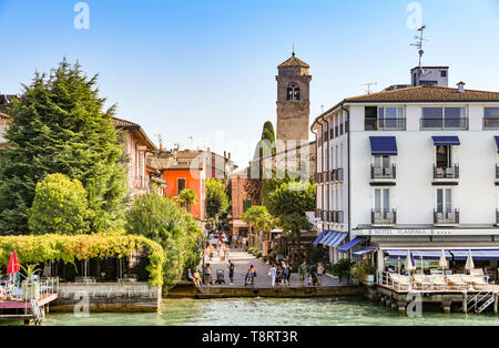 SIRMIONE, Gardasee, Italien - September 2018: Lakeside Gebäude und das Hotel Flaminia Lakeside in Sirmione am Gardasee. Stockfoto