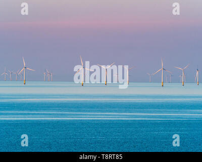 Windenergieanlagen aus dem Norden von Wales Badeort Llandudno in der Abenddämmerung. Gwynt y Môr Windpark. Stockfoto