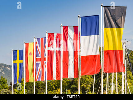 Flaggen einiger Mitgliedstaaten, darunter das Vereinigte Königreich, in der Europäischen Union vor blauem Himmel Stockfoto