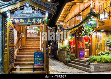 Lijiang, China - April 26, 2019: Traditionelle Naxi Restaurants in Lijiang Altstadt bei Nacht. Die Altstadt ist UNESCO-Weltkulturerbe Stockfoto