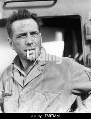 HUMPHREY BOGART ehrliches Porträt SAHARA 1943. Regisseur Zoltan Korda am Set der Dreharbeiten Foto von Ned Scott Columbia Pictures Stockfoto