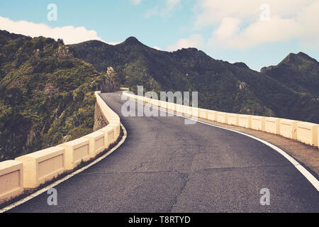 Scenic Mountain Road in ländlichen Anaga Park, Farbe getonte Bild, Teneriffa, Spanien. Stockfoto