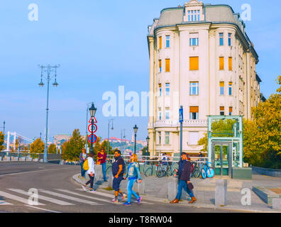 Budapest, Ungarn - Mai 01, 2019: Touristen und Besucher auf der berühmten Vaci Utca, die Haupteinkaufsstrasse in Budapest, Ungarn Stockfoto